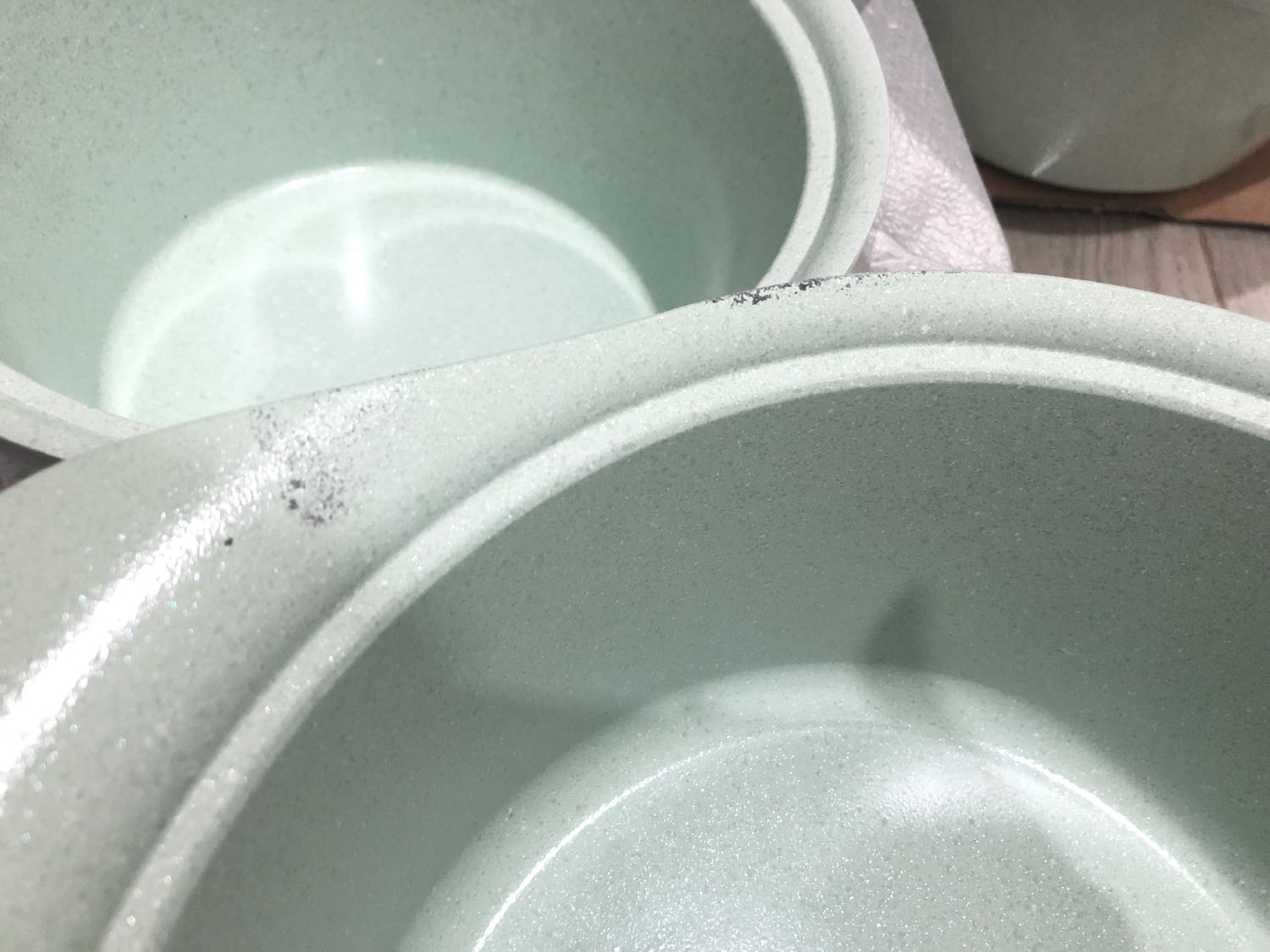 - Sản phẩm khá mỏng và nhẹ 
- Nồi quánh đúc Ceramic mà bị tróc hết cả sơn ??? 
- Mong Tiki làm việc lại với shop để người tiêu dùng đổi sản phẩm bị hỏng.