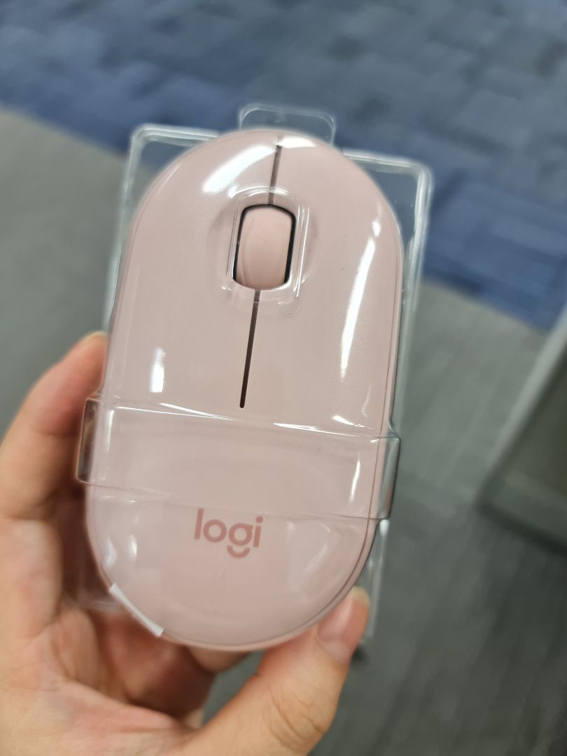 Chuột nhẹ và êm. Màu hồng rất xinh xắn. Chuột có thể kết nối bằng bluetooth hoặc bằng đầu thu nên rất tiện. Chuột hơi nhỏ và mỏng, ai mà tay to nên cân nhắc ạ. Dịch bệnh nhưng Tiki giao hàng nhanh. Giao trc so vs hệ thống 7 ngày liền :))) Mong là dùng chuột đc lâu dài nè