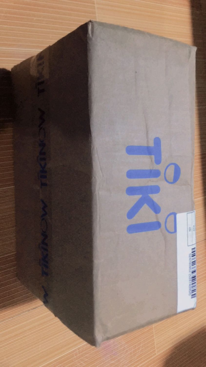 Cuối cùng sau bao ngày mong ngóng thì mình cũng đã nhận được bộ "Chúa tể những chiếc nhân" và đúng như những gì mình mong đợi sách đẹp xỉu luôn ý, được bọc cẩn thận bằng nọc nilong bên ngoài. May mắn rằng lần này đơn vị vận chuyển nhanh nhưng sách bên trong không bị rách hay móp gì hết.
Về nội dung của bộ tiểu thuyết thì không có gì để chê hết, mình mê từ lúc xem phim hồi nhỏ và cho đến giờ đây vẫn là bộ fantasy mình thích nhất.