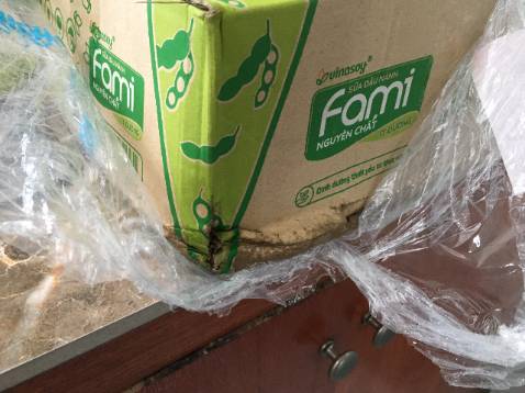 Giao hàng đúng dự kiến, tuy nhiên mình khá thất vọng về khâu đóng gói sp. Mình góp ý shop một chút là thùng sữa giấy nên được bọc một lớp xốp hơi để an toàn hơn trong khâu vận chuyển. Sữa bị bể và để mấy ngày nên mốc và có mùi chua. 
Sữa giá tốt, date còn dài nên mình đánh giá, điểm trừ đã nêu ở trên nên mình đánh giá 4*