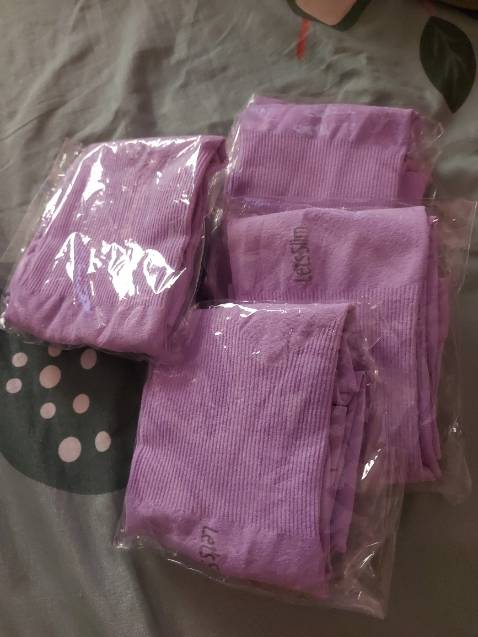 Giao lộn màu. Đặt màu ghi ,giao màu tím. Sản phẩm bị dơ.