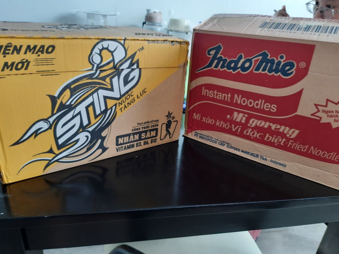 Hàng đúng thông tin như mô tả. Nhân viên giao hàng nhanh và lịch sự. Đóng gói kỹ càng, cẩn thận, không bị hư hỏng j trong lúc vận chuyển. 6 sao luôn nè. 🥰

Ai đi ngang cho mình xin 1 subscribe ở kênh AIO Channel của mình nhé (có logo nền màu xanh biển nhạt kèm chữ A màu xanh biển có chữ I màu vàng nằm bên trong chữ O màu đỏ). Cảm ơn mọi người rất nhiều. 

Hàng date còn xa luôn, nhà mình 4 người dư sức dùng từ nay cho đến tết ta luôn cũng k lo thiếu nước ngọt để uống.

Nếu có đặt mì gói trên tiki thì mọi người sau khi nhận hàng  hãy chịu khó kiểm tra kỹ từng gói mì, vì sẽ có 1 số gói bị lỗi sản xuất rách 1 chút ở bao bì. Tránh để kiến không xâm phạm đến làm hư đến gói mì, và làm mất công mình dọn dẹp lại nhé.