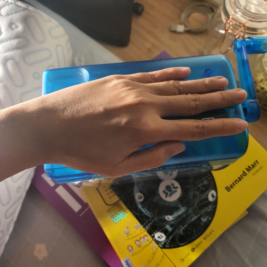 Hợp lý với nhu cầu dùng cá nhân. Khổ giấy đầu vào tối đa có lẽ chỉ là A5, với giấy A4 thì phải gấp đôi lại thì mới cho vào máy được. Gọi là máy chứ thật ra là tay quay thủ công. Nói là dao hay dụng cụ hủy giấy thì phù hợp hơn.