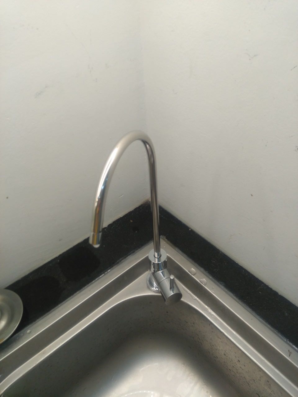 Chất lượng tốt, vòi đẹp, gọn nhẹ. Mỗi tội không kèm dịch vụ lắp đặt nên đành tự xử