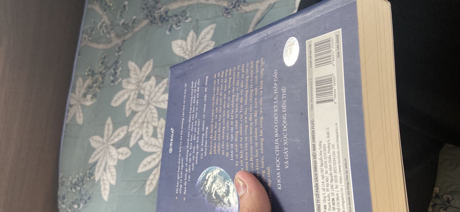 đóng gói qua k cẩn thận, chỉ có một cái hộp duy nhất mà k có bọc, khiến giao hàng trời mưa làm sách bị ẩm hết. bìa sách nhăn nheo loang lổ vài chỗ, bị xước rất nhiều. sờ vào vẫn thấy rít rít vết keo hoặc băng dính. có vẻ là cố tình chọn sách chất lượng kém để giao hay sao đó. quá tệ, nếu đc thì yêu cầu tiki đổi sp.