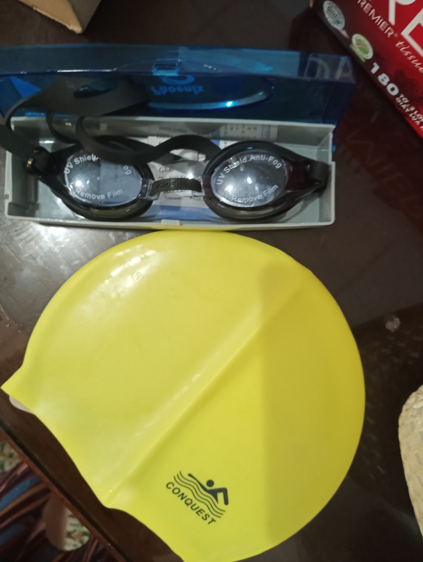 Mua của hãng lần 2 rồi, chất lượng tốt, kính vừa vặn với khuôn mặt, dây đeo co dãn tốt không làm đau đầu,  săn dc giá sale , còn được tặng nón bơi nữa. Sẽ ủng hộ những lần sau nữa