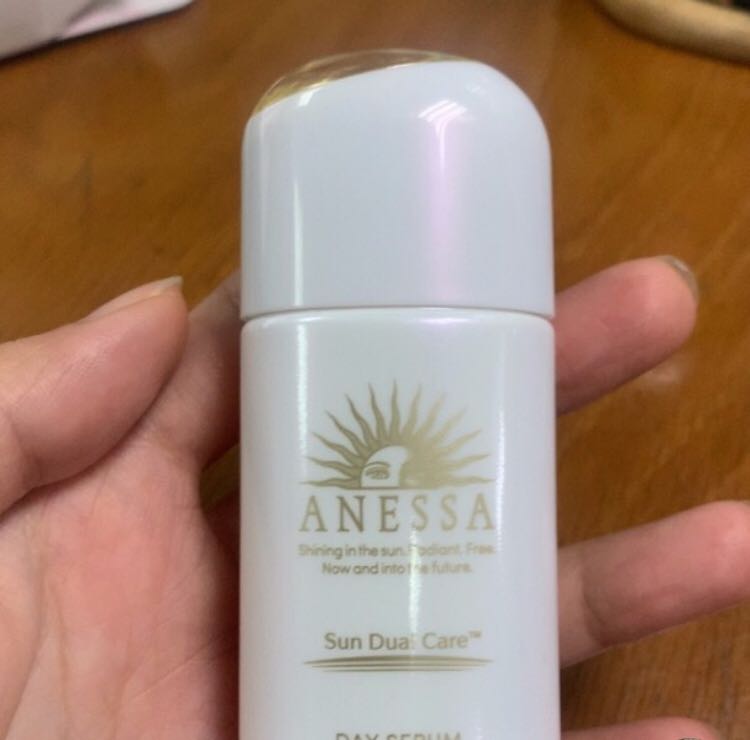 Chưa xài thử nhưng nhìn sang trọng. Sx từ năm 2021 chứ ko phải mới. Cũng ko có quà tặng sample j cả. Nhưng mua giá sale nên vẫn hài lòng