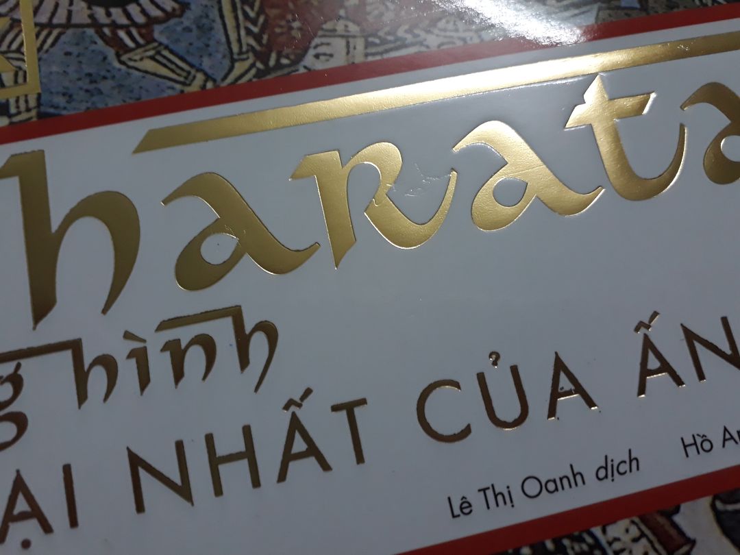 Hình ảnh bìa sách quá ấn tượng, sắc xảo cực kỳ chi tiết. Tuy nhiên bìa sách vẫn có một vài vết trầy xước nên chưa thực sự ưng ý lắm. Tiki đóng gói cũng khá an toàn và kỹ lưỡng, có giấy bọc lót bên trong chống va đập rất tốt. Quyển sách khá nặng ký về nghĩa đen lẫn nghĩa bóng.