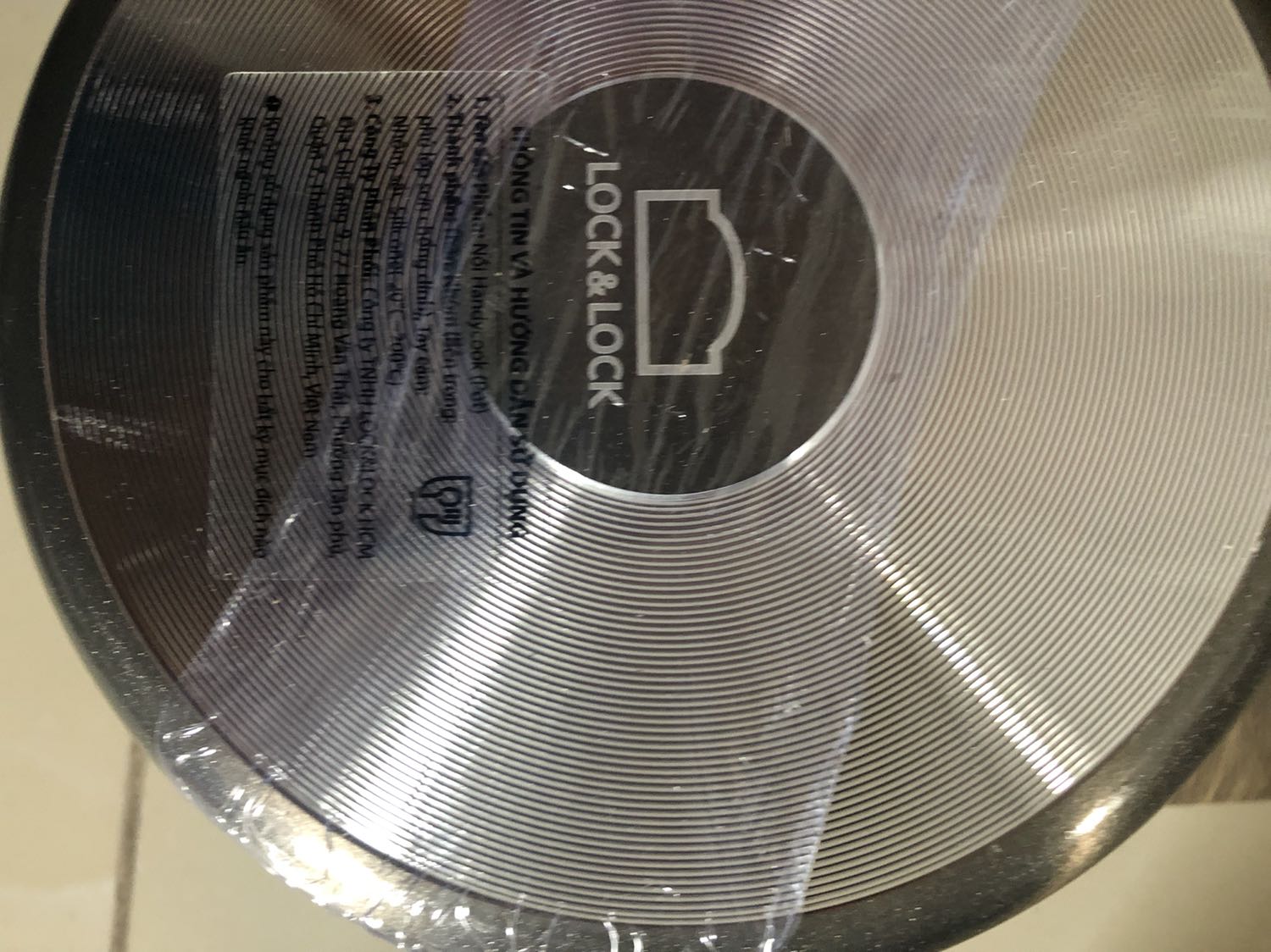 Nồi vật liệu cảm giác bền và an toàn. Hàng lock and lock thì an tâm. 
Đun thức ăn giữ nhiệt lâu. 
Có nắp để đậy kín thức ăn và nhanh nóng.