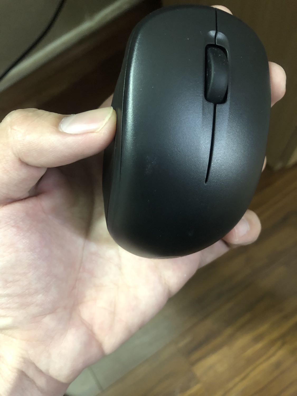 Lần 1: chuột lúc giao bị khui nham nhở. Tem seal rách, chuột bên trong trầy xước. Tiki có hỗ trợ cho người lên mang đổi giúp mình. 1 like cho tiki.
Lần 2: tem seal còn nguyên nhưng hộp vẫn có dấu hiệu bị khui. Lần này chuột nhìn đỡ nham nhở hơn trước nhưng vẫn còn trầy ít chỗ.
Haiz thôi để xài thử xem thế nào. Ai có ý định mua con này nên suy nghĩ kĩ.