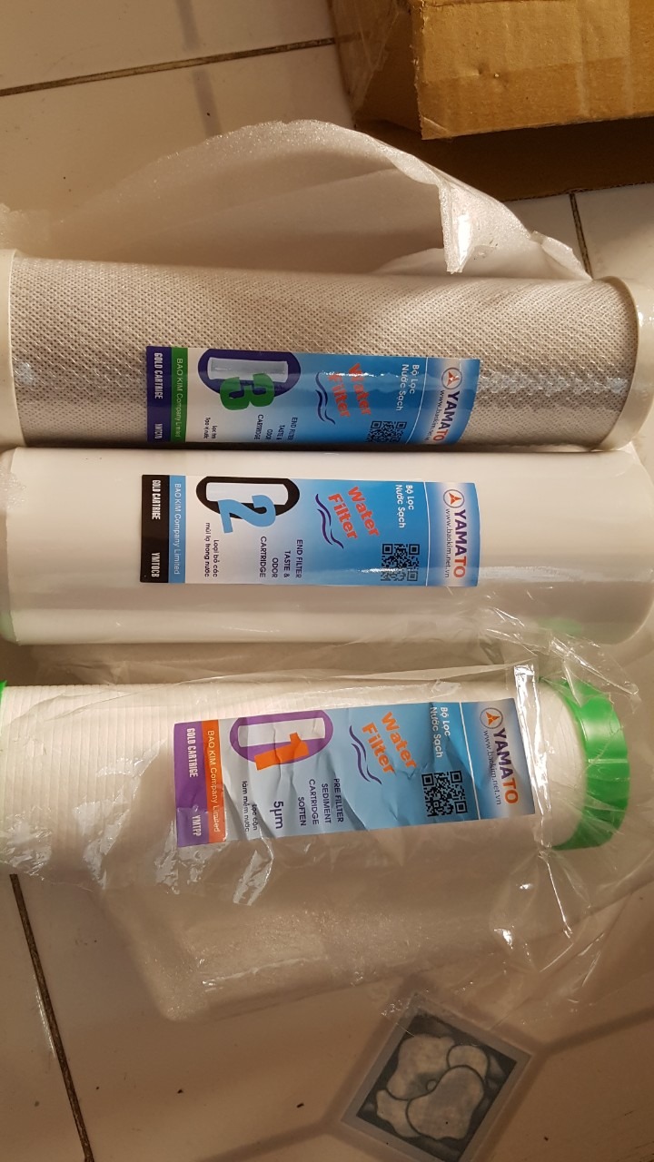 Tiki giao hàng quá nhanh: vừa đặt hàng tầm 11h, gần 12h đã nhận dc hàng.
Vẫn tin dùng Yamato, do bận quá nên chưa thay lõi lọc số 1 như khuyến cáo là 3-6 tháng. Nên hình như sau đúng 1 năm sử dụng, cặn không còn giữ nổi trong lõi lọc nên thời gian gần đây nước hay bị dơ nhiều. Nước mình đang xài là nước máy thủy cục ở sài gòn.
Đơn sau sẽ mua lọc số 1 thay mỗi 3-6 tháng.
Nhớ giữ lại cái tay khóa để mở các cột lọc khi mua bộ lọc 10"