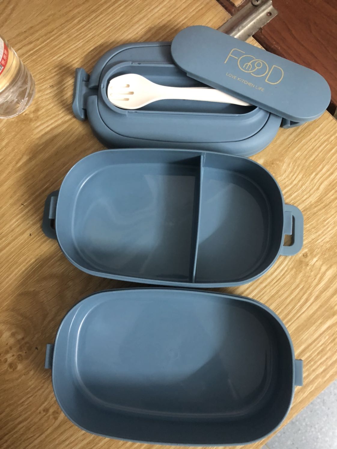 Đã nhận hàng. Hộp cơm chất liệu nhựa , ko mùi, khá chắc và có vẻ bền. 
Tuy nhiên. Cái thư ngỏ của shop lại nói về 1 sản phẩm gì đó bằng chất liệu Vải :)