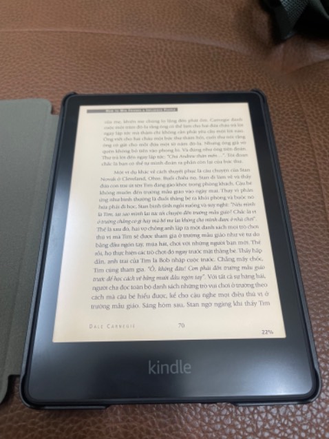 Hình ảnh xoay ngang đọc chữ to hơn, nhưng phần nội dung 1 trang sẽ chia thành 2 phần, phải nhấp 2 lần mới hết trang. Xoay dọc thì chữ đầy một trang sách nhưng đổi lại chữ khá nhỏ. Tốc độ phản hồi thì có phần chậm, ai xài MTB quen rồi thì sử dụng kindle phải làm quen với độ nhạy chuyển hình chậm này. Đăng nhập và chuyển tải file qua máy khá nhanh, đọc ban đêm rất ổn, dùng chung với bao da thì máy sẽ nặng hơn 1 tí, còn ko có bao thì siêu nhẹ, ko sợ mỏi tay khi cầm lâu.