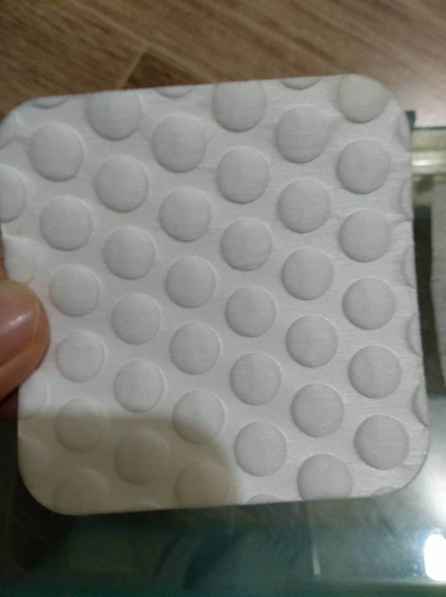 Tưởng không nhiều mà nhiều không tưởng.
1 bịch 1kg dùng được 5-6 tháng (do mình dùng bông tẩy trang thay cho khăn mặt luôn nên dùng rất hao) 
Bông bản to, cứng nên phải cho thêm nước để làm mềm.
Thấy nhiều bạn nx là không bị dính xơ bông lên mặt nên mình tin tưởng đặt mua, nhưng khi mình dùng thì xơ bông dính lên mặt nhiều dã mannn
Thôi thì tiền nào của đó, k thể đòi hỏi hơn ở 1 bịch bông có giá "hạt dẻ" ntnay` được
Tiki đóng gói cẩn thận, chắc chắn, giao hàng nhanh.