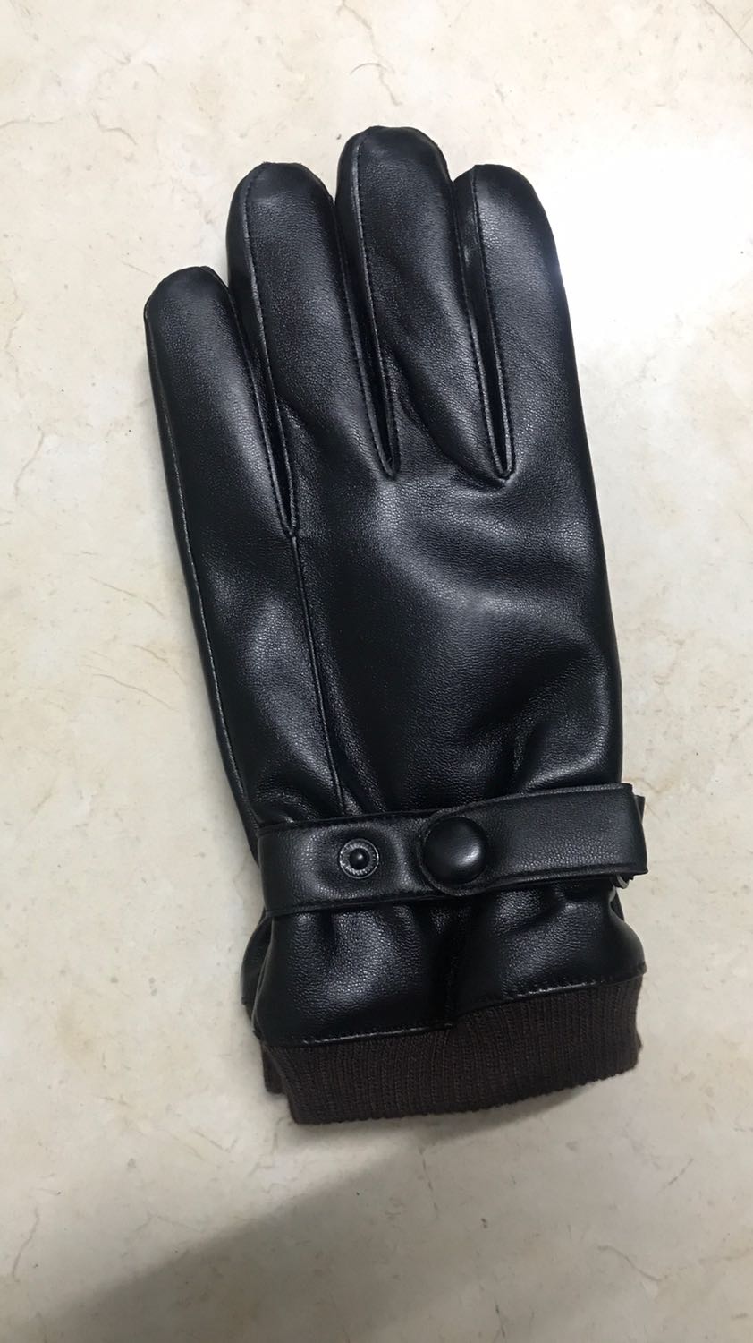 Găng tay da ấm áp. Mua về đúng đợt rét đầu mùa dùng thích ghê. Đi mưa khá ổn không sao cả. Lớp lông bên trong làm găng tay mềm mại dễ chịu. Da co giãn tốt đeo cũng rất thoải mái nữa ý. Sản phẩm tốt đánh giá 5 sao. Cảm ơn shop và tiki