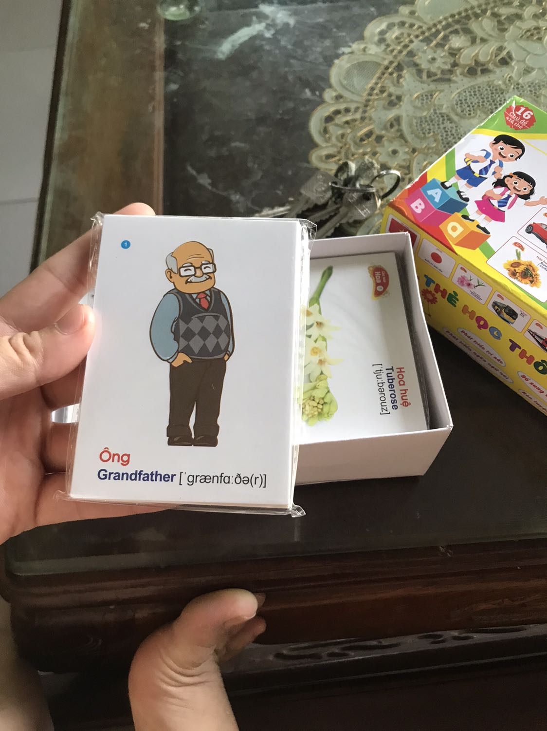 Giao hàng khác hình ảnh bé tí. Mặt sau k có chữ. Chán