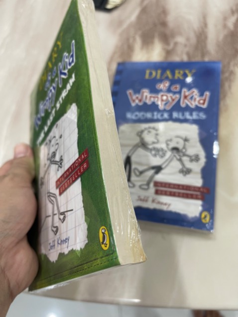 Góc sách bị ố vàng. Góc sách bên tay phải bị ố vàng.