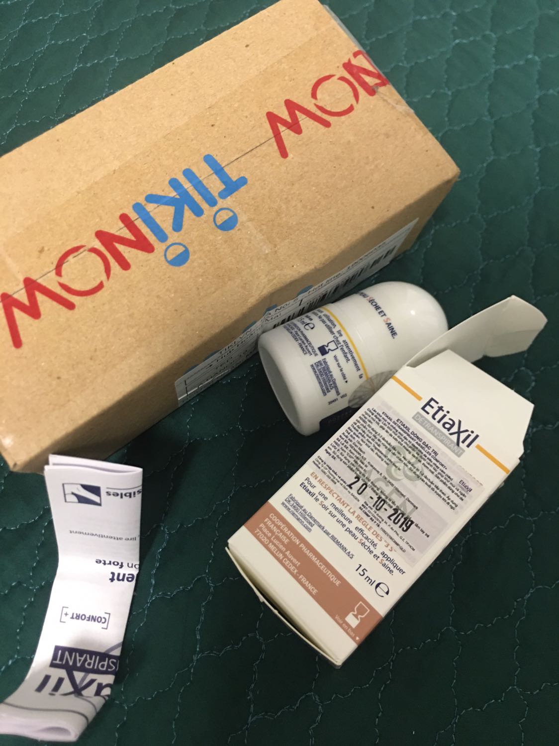 Tại giờ là năm 2021 rồi nhưng Shop Tân Hoàng Gia giao cho em chai sản xuất từ năm 2019. Lúc đầu em hơi hoảng nhưng rất may vì năm 2022 mới hết hạn. Về sản phẩm thì em thấy tem dán của Sagen group. Phiên bản của sản phẩm em mua là loại không có cồn, cho da nhạy cảm (nâu). Shop đã chuẩn bị đúng mẫu em muốn đặt và Tiki giao hàng cũng rất có tâm. Em thấy giá rẻ hơn so với các shop khác nên nếu ai muốn hạn mới thì nên xem xét.