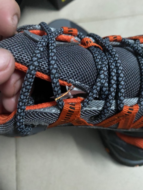 Đã nhận được hàng và cho đánh giá sơ bộ:
1.thời gian giao hàng xử lý sản phẩm của tiki quá lâu đặt hàng từ hôm 13 mà tới 17 mới tới, và giao lúc 18h00 thì quá bất tiện cho người làm việc văn phòng 
2. - sản phẩm thì mẫu mã sẽ giống quảng cáo nhưng chất lượng hoàn thiện thực sự chưa tốt. Với giá sản phẩm cũng không rẻ nhưng mức độ hoàn thiện về đường keo quá mất thẩm mỹ. Shop xem lại 
- đế lót giày quá mỏng. Có thể tự thay thế lót mới.
3. Về độ bền sẽ cho cập nhật trong thời gian tới.