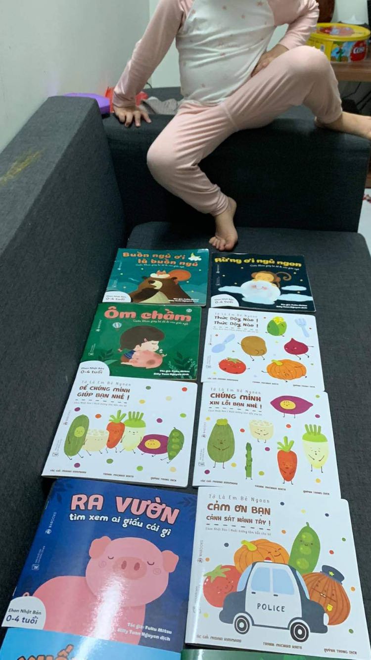 Tạo niềm say mê của trẻ đối với sách. Bé nhà mình từ tí teo đến bây giờ 3 tuổi rưỡi đã có đam mê với sách, đến nay cũng đã đọc đi đọc lại gần trăm cuốn rồi. Bộ truyện Tớ là em bé ngoan này cũng như các bộ khác, đều đem đến những bài học ý nghĩa cho trẻ nhỏ, giúp các bé xây dựng và phát triển nhân cách một cách lành mạnh. Phụ huynh và gia đình nên mua!