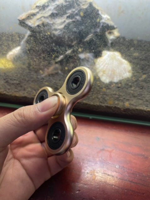 Thiết kế sang trọng, tuy nhiên vẫn còn thiếu chắc chắn hơn so với sản phẩm khác. Trục cần làm bằng nhựa chính là thiếu xót cho sự ko chắc chắn này.Dẫu vậy thì với giá thành cùng khả năng quay mượt mà nên tôi sẽ cho 5 sao. cám ơn shop vì con spinner rẻ mà xịn :33