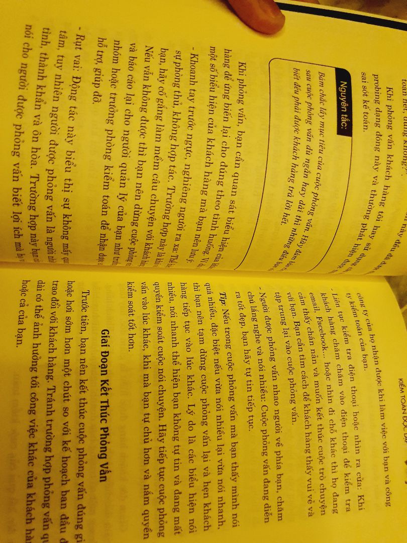 Mình đọc lướt qua tiêu đề, không để ý kỹ chữ Kỹ năng đinh ninh là những vấn đề mắc phải khi làm kiểm toán, mua về cầm lên nghĩ lại mới thấy sai lầm. Sách dành cho các bạn năm nhất, năm 2 cần định hướng hoặc muốn có cái nhìn tổng quát chứ những người đi làm rồi thì cuốn này vô thưởng vô phạt vì đều đã biết hết những cái trong sách này ghi rồi, hoặc đi thực tập cũng đủ để biết những cái trong sách nói. Nói chung là không có giá trị đối với mình.