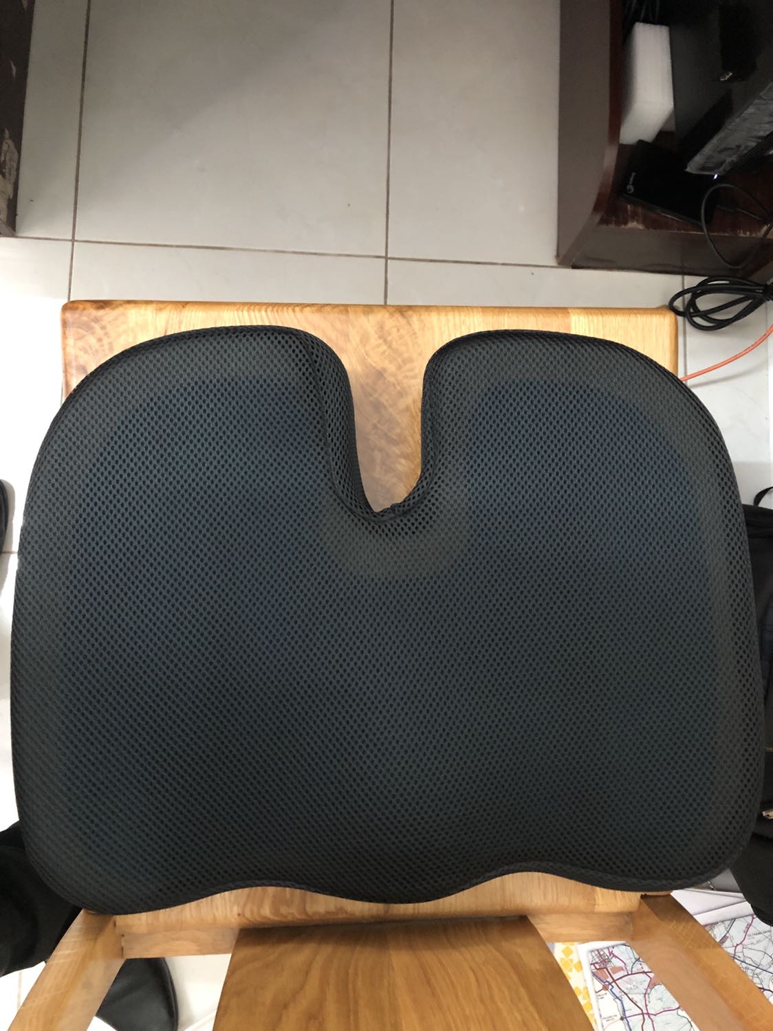 Sản phẩm đúng như quảng cáo, ngồi lên mát mông, thoáng khi, ngồi đúng là được nâng đỡ, ko bị đau xương cụt nữa, 2 bắp chân cũng thoải mái hơn, khí huyết lưu thông hơn. Phía dưới đệm có 1 lớp lót chống trượt để bám chặt trên ghế. Nói chung cảm nhận ban đầu ưng ý với số tiền bỏ ra. Còn về độ bền thì thời gian sau 1 năm sẽ quay lại review tiếp. 
Giao hàng hơi chậm, nhưng do đơn vị giao hàng chứ ko phải do người bán.