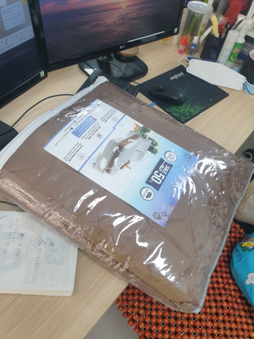 mền nhẹ, kích thước dùng cho cá nhân 1 người, chất liệu vải dù nên hợp khi ở phòng máy lạnh. màu sắc đẹp. mình mua mấy cái cho mấy bạn cùng văn phòng ngủ trưa tiện và thích. màu mình chụp ko đẹp như ở ngoài. mình đặt màu đỏ bầm nhưng giao màu đỏ gạch nên hình ko ra màu đỏ đúng nha mà thôi cũng ko vấn đề j với mình.