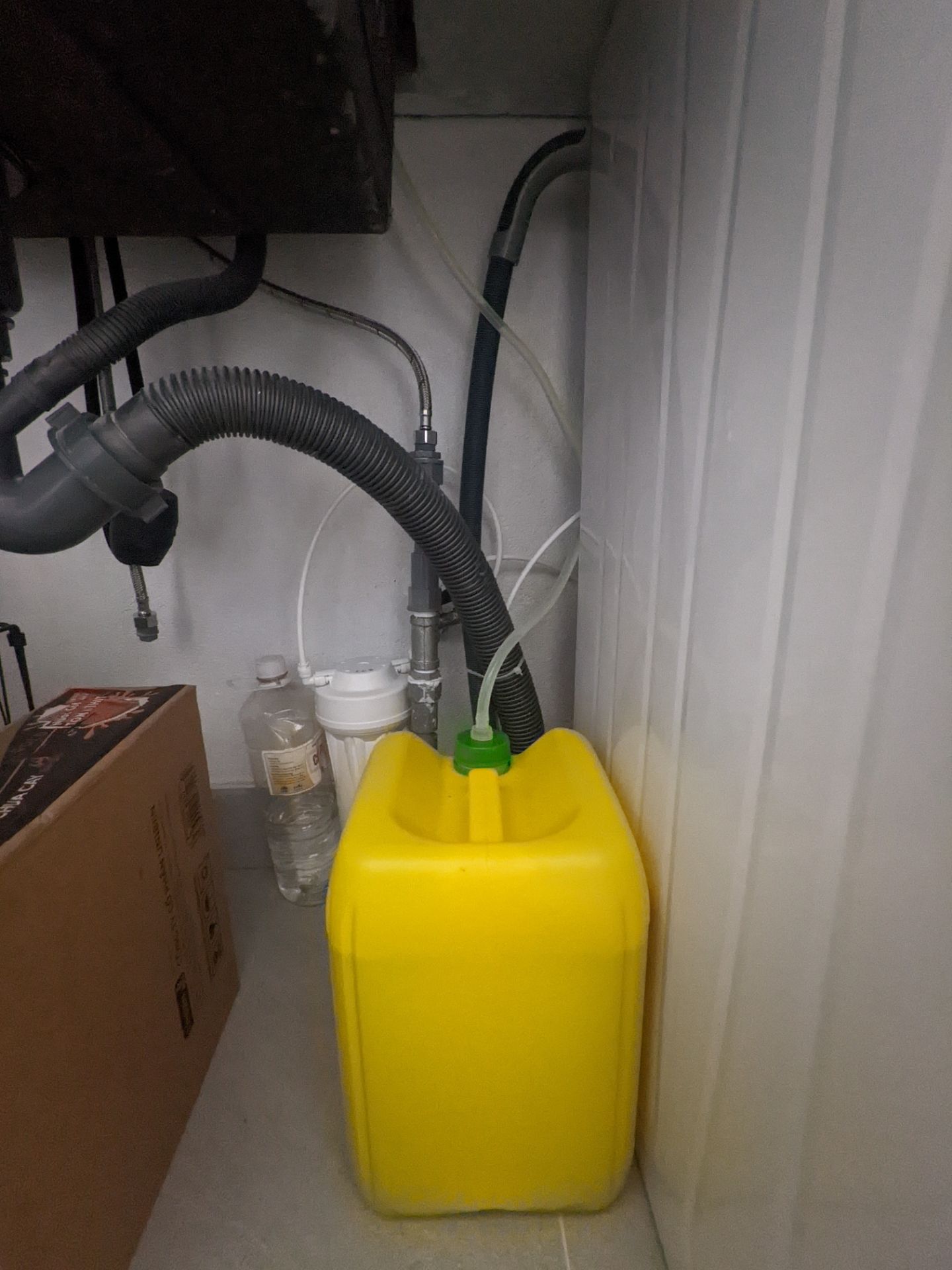 Vì có nhiều khuyến mãi nên giá trên tay là 25k. Với mức đó thì Ok, ổn áp. Phần vòi hoàn thiện tạm ổn. Nắp đi kèm chỉ đậy được chai nhỏ, như bịch kia của mình phải tự đục lỗ. Nhưng mà đục cũng dễ. Lần đầu bơm lên khá là lâu do ống dài :))