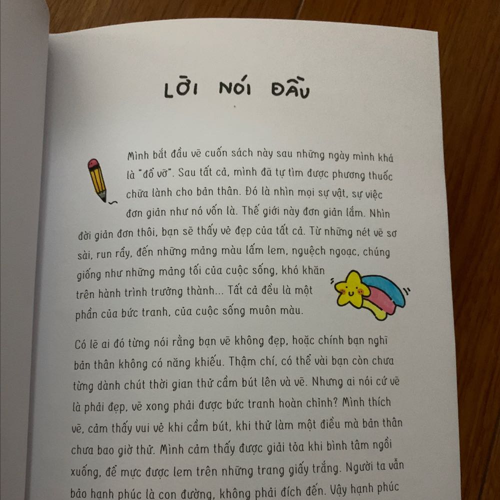 Mình đã mua và sử dụng những quyển sách của tác giả này rồi. Với lối vẽ siêu cute và lối viết hay về cuốn sách, tâm trạng, bức tranh , khi mình nghe chú nói về quyển sách mới ra lò nên mình không ngần ngại mà mua luôn
Đáng mua, chấn 5 sao