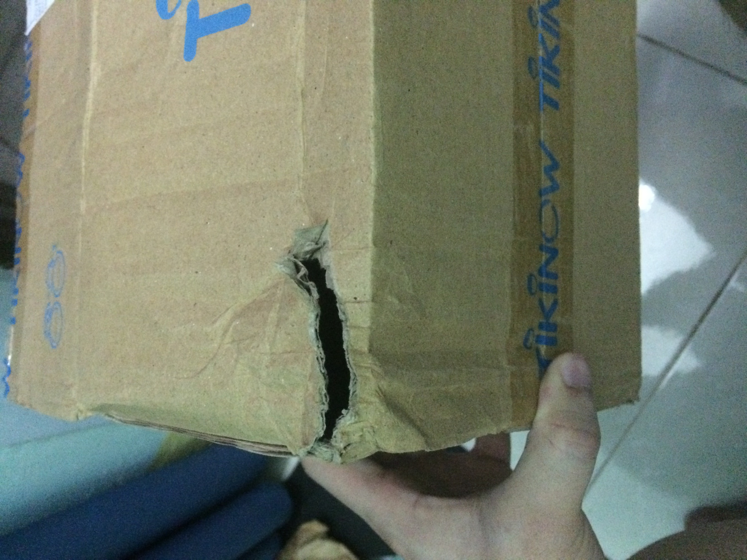 Đặt 2 đơn hàng gần nhất 20 quyển sách của Tiki Trading nhận được gói hàng cả 2 đều bị rạch ra như thế này đây, sách ở bên trong không được bọc lớp xốp cẩn thận như của nhà bán hàng fahasa. Đây là sách giá trị không nhiều nhưng nếu những mặt hàng giá trị cao thì sẽ như thế nào?