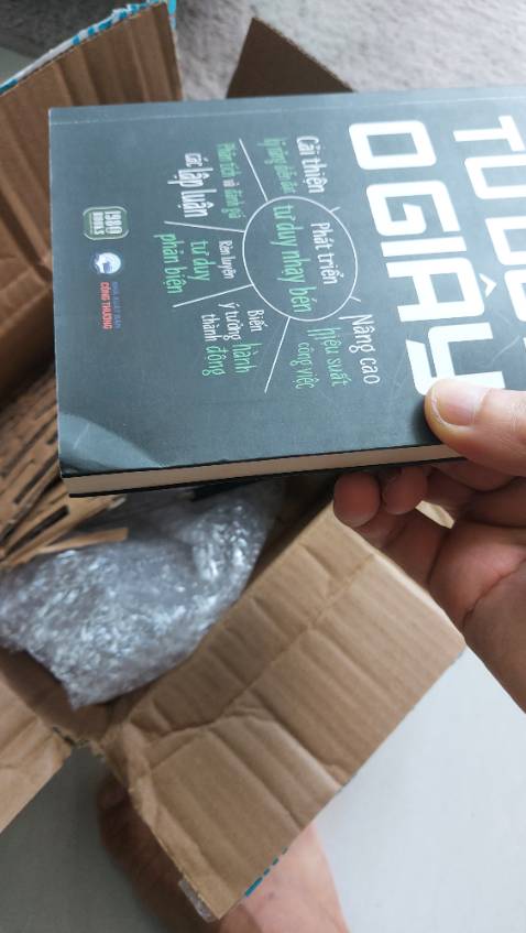 Thùng hàng khi giao thì bị móp, đóng gói cẩu thả sơ xài và sách bị cong gắp khi giao, nhân viên nữ trợ lý cá nhân thì thiếu sự chủ động kết nối với bộ phận đóng hàng khi khách yêu cầu, cô ấy phớt lờ yêu cầu và chỉ trả lời cho xong rằng cô ấy không liên quan đến đóng hàng, cá nhân tôi rất trân trọng từng quyển sách lúc mua.....khi nhận hàng khiến tôi cảm thấy rất thất vọng và nói chung dịch vụ khá tệ