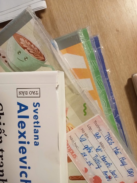 Sách cảm giác như hàng cũ, bìa bị dập, rách, giấy bên trong bị rách và dính vào nhau, 1 phần giấy còn bị lem mực. Mặc dù giá rẻ nhưng không thể chấp nhận được với chất lượng sách như này. 1 vết rách thì mình còn giữ lại đọc được nhưng nhiều lỗi như thế này thì mình cần TIKI đổi lại sách khác cho mình😭😭