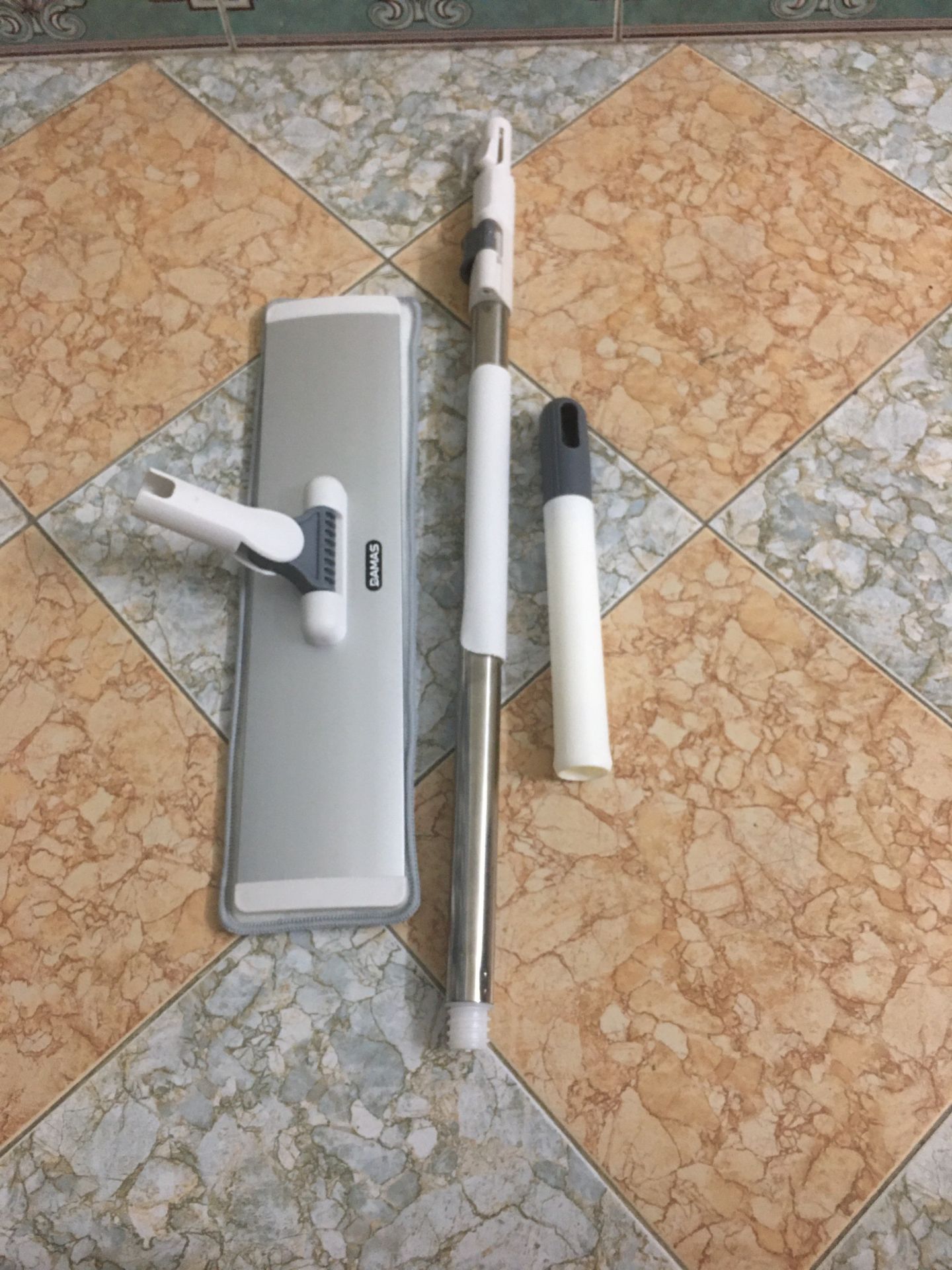 1. Ưu điểm:
- Cây làm bằng kim loại thép nên cần cực chắc chắn
- Bản lau to, lau nhà dọn dẹp nhanh chóng
- Bông lau mềm mịn, lau sạch, không bị bết
- Độ dài cây lau khá dài, dễ di chuyển
- Các khớp nối trơn tru, linh hoạt xoay 360 độ
2. Nhược điểm:
- Chỉ có 1 miếng lau đi kèm thui huhu
- Miếng lau dạng dán nên phải giặt bằng tay nè

Hỏa tốc của Tiki luôn uy tín, giao trước cả 2h ấy, đóng gói cẩn thận, kết cấu chắc chắn.