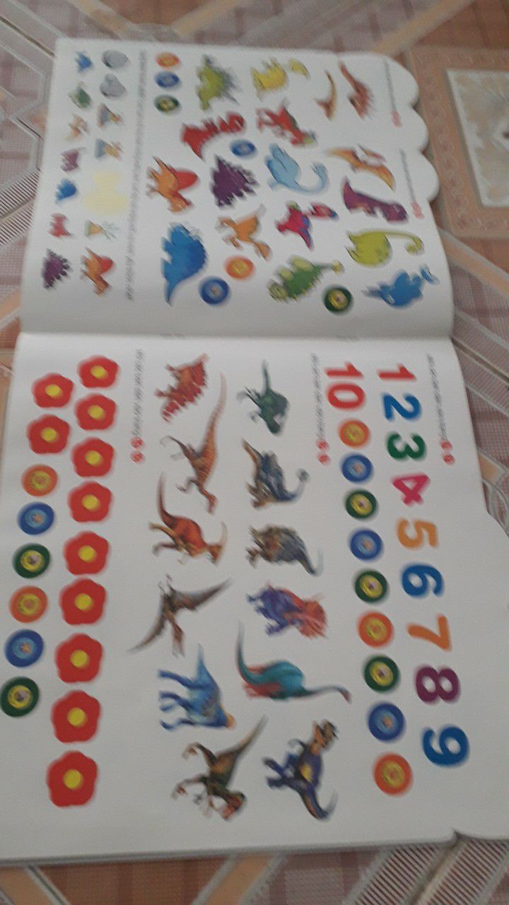 Giao hàng nhanh. Sách có rất nhiều hình dán. Bé nhà mình thích lắm, đòi dán suốt. Rất nên mua cho con nhất là dịp nghỉ dịch này đó ạ.