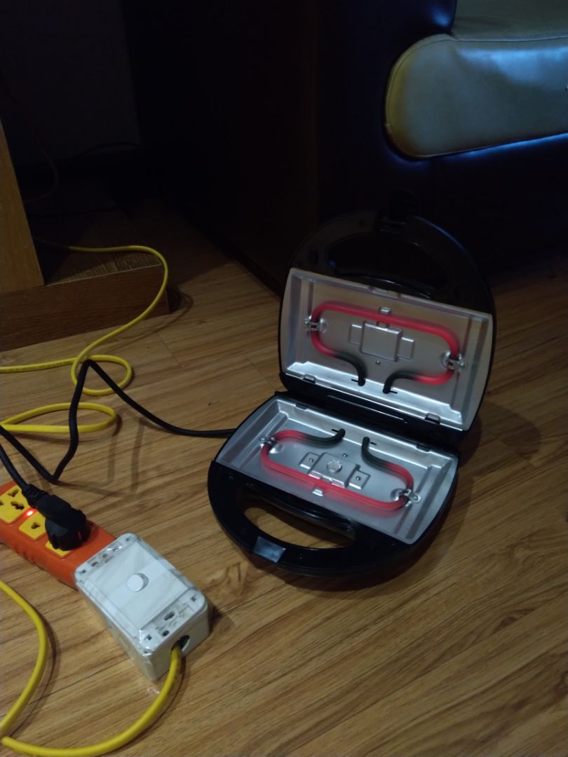 Máy sử dụng thanh nhiệt như hình nên lưu ý khi lần đầu cắm máy khử mùi nhựa ko nên cắm lâu quá có thể chảy nhựa bên ngoài. Cắm cho nóng đỏ sau đó ngắt điện và úp lại cho bay mùi nhựa, làm vài lần liên tiếp. 
Khi nướng mặt dưới thường nóng hơn, máy cũng ko có hẹn giờ nên cần kiểm tra thường xuyên.
Máy phù hợp nướng bánh mỳ kẹp hoặc các món ko quá lâu