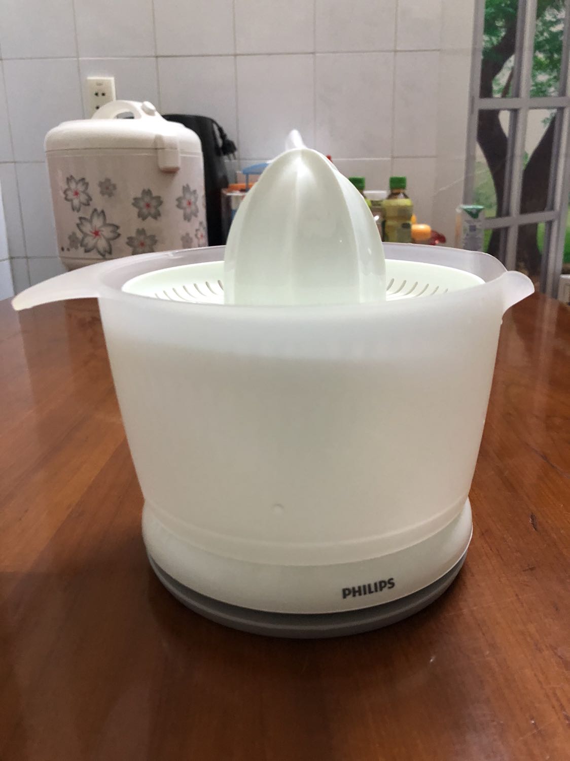 Xài cái máy vắt cam hiệu Philips này lần đầu tiên khi mới sinh con trai đầu lòng. Giờ thằng nhỏ đã 12 tuổi, và máy cũng mới hư nên phải đặt lại máy mới hiệu này. Dùng hàng Philips ko có gì bàn cãi nhé mọi người, tuần nào cũng vắt cam cho cả nhà tăng cường vitamin cho gia đình trong mùa dịch. Cái máy này là trợ thủ đắc lực nên có trong gia đình.