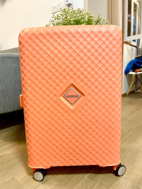 Tay cầm chắc chắn, mình quan trọng nhất yếu tố này, 4 bánh xe xoay 360 độ trơn tru mượt mà, các khoang có màng chắn, khoá kéo, dây đai cần thận, có khoá tăng thể tích vali, vỏ cứng cáp, màu sắc nhã nhặn. Nói chung ưng ý.