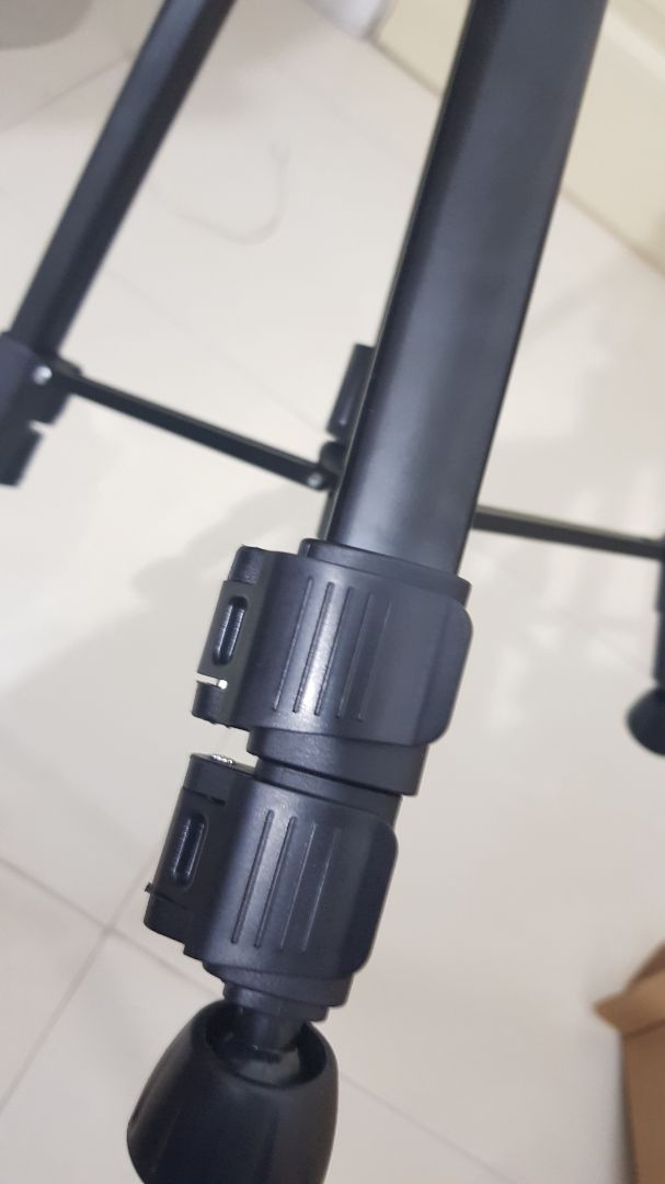 sản phẩm rất cứng cáp  ưng ý. Tuy nhiên một số chốt chân bị tuột nên phải đệm thêm. Có lẽ NSX không kiểm tra kĩ càng. Trục quay còn hơi yếu. Đáng để mua dùng cho mục đích không chuyên. Góp ý shop kiểm tra sp kĩ càng hơn, và cải thiện trục quay của tripod.