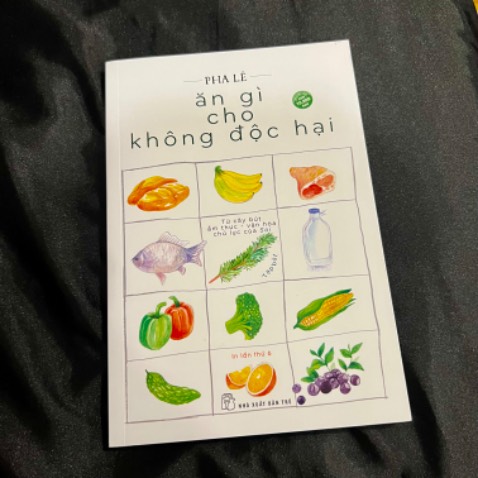 Làm việc trong ngành của tôi được 10 năm mà tôi đã đau hết cả đầu vì có quá nhiều trường phái.
Quá nhiều quan điểm, 9 người thì 10 ý.
Nhưng khi tìm hiểu về dinh dưỡng thì tôi chính thức quay cuồng.
Ôi má ơi, 9 người 500 ý.
Sách này thì bảo ăn chay mới là tốt.
Sách kia thì bảo phải kiêng đường.
Chuyên gia nọ thì bảo phải giảm tối đa chất béo.
Công trình nghiên cứu X nào đó thì bảo nhịn ăn là tốt nhất. Cơ thể tự thanh lọc.
Oaw, mấy người muốn tôi phát điên hả. Muốn tôi tẩu hỏa nhập ma à?

Và tôi tìm thấy cuốn sách này. Của một cây bút người Việt. 
Cảm giác của tôi khi đọc 10 trang đầu tiên của cuốn sách là: “Ơ cái bà này viết sách khoa học mà như viết hồi ký trào phúng vậy”
Giọng văn cá tính, hài hước mà rất gần gũi nhớ. Ít nhất với một chủ đề toàn hóa sinh với nông lâm nghiệp thì nó làm tôi dễ đọc dễ nuốt vô cùng.
Sách mỏng thôi, nhưng chị Pha Lê nói cái gì là có dẫn chứng cái đó. Cuối sách còn một đống nguồn tài liệu tham khảo bằng tiếng Anh nữa.

Trong cơn bĩ cực loạn lạc và khủng hoảng niềm tin về ngành công nghiệp thực phẩm và dinh dưỡng
Thì tôi rất tôn trọng tác phẩm này
Vì tác giả không hướng là tôi phải ăn cái này, phải uống cái kia
Cuốn sách chỉ như những cuộc trò chuyện tâm tình, chia sẻ cho người đọc 1 góc nhìn thôi.
Không ép uổng chúng ta phải đút vào mồm thứ gì cả.
Và có 2 điều rất quan trọng trong cuốn sách này mà tôi nghĩ ai cũng cần hiểu khi ăn uống:
	1.	Con người là loài ăn tạp
Ăn toàn thịt mà không ăn rau củ hoa quả chắc chắn là không ổn rồi.
Nhưng ăn thuần chay thì cần bổ sung một vài vitamin và dưỡng chất bên ngoài mà thịt động vật vẫn có.
Cấu tạo cơ thể người không giống với thú ăn cỏ, lại càng không giống với thú ăn thịt, chúng ta ăn TẠP mà.
Ăn tạp là ăn đủ thứ, ăn đa dạng thể loại á.
Nên ăn toàn hoa quả rau củ cũng không hẳn là tốt. Tuy nhiên cũng phải nhớ thêm một điều nữa… 
	2.	Món ăn có độc hại hay không, không tùy thuộc vào “ăn cái gì”, điều quan trọng hơn cả là nguyên liệu mình ăn được nuôi trồng như thế nào
Nó được chế biến, xử lý kiểu gì. 
Tôi nghĩ đây mới là nguyên nhân dẫn đến bệnh tật và các vấn đề sức khỏe ngày nay. Những nguyên liệu được công nghiệp hóa theo dây chuyền của ngành thực phẩm, rồi thuốc trừ sâu, phân hóa học, rồi chất bảo quản, bla bla
Ngay cả thịt động vật, những con vật đó cũng đâu được chăn thả tự nhiên?
Chúng bị nhốt, được cho ăn theo kiểu công nghiệp, những nguyên liệu đó cũng lại là sản phẩm công nghiệp
Những thứ đó vào cơ thể của chúng, vậy thì tích tụ lại qua hàng mấy năm, rồi chúng bị giết để lấy thịt
Thì thịt của chúng có thật sự sạch sẽ? Hay đã bị ngấm tất cả những hóa chất công nghiệp đấy suốt bao nhiêu năm?
Tất nhiên, kể cả mọi thứ như cuốn sách này thì chúng ta cũng không làm được gì. 
Vì tất cả mọi người đều ăn uống như vậy. Cả Việt Nam, châu Á, và có khi cả thế giới này đều vận hành như vậy

Nhưng tôi nghĩ hiểu được những điều này sẽ cho chúng ta sự chủ động.
Chủ động cân nhắc thật kỹ những thứ quen tay vơ vào giỏ khi đi siêu thị
Chủ động dừng mồm khi ăn uống quá nhiều những thứ đồ ăn nhanh, đồ đóng hộp, các thức ăn chế biến sẵn đầy các chất gì đó mà chúng ta đếch hiểu là cái mẹ gì
Và chủ động tìm kiếm đến những nguồn thức ăn đảm bảo, sạch sẽ và giữ gìn sức khỏe của mình hơn.

Nên cuốn sách này, thật sự XỨNG ĐÁNG được ở trên giá sách của mọi người đấy ạ.

Và là sách do người Việt viết nữa. Quá tự hào và đáng hoan nghênh. Ủng hộ 150%!!!