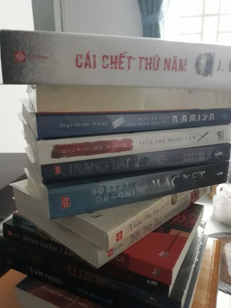 Sách khổ to, rất dày, cầm chắc tay, một bộ gồm 3 cuốn, mình mới mua được tập này và tập Đứa trẻ thứ 6. Sẽ mua nốt cuốn còn lại. Dịch vụ đóng gói và giao hàng thì mình luôn hài lòng. Nội dung bạn mình bảo rất hay, mình mong sẽ sớm đoc.