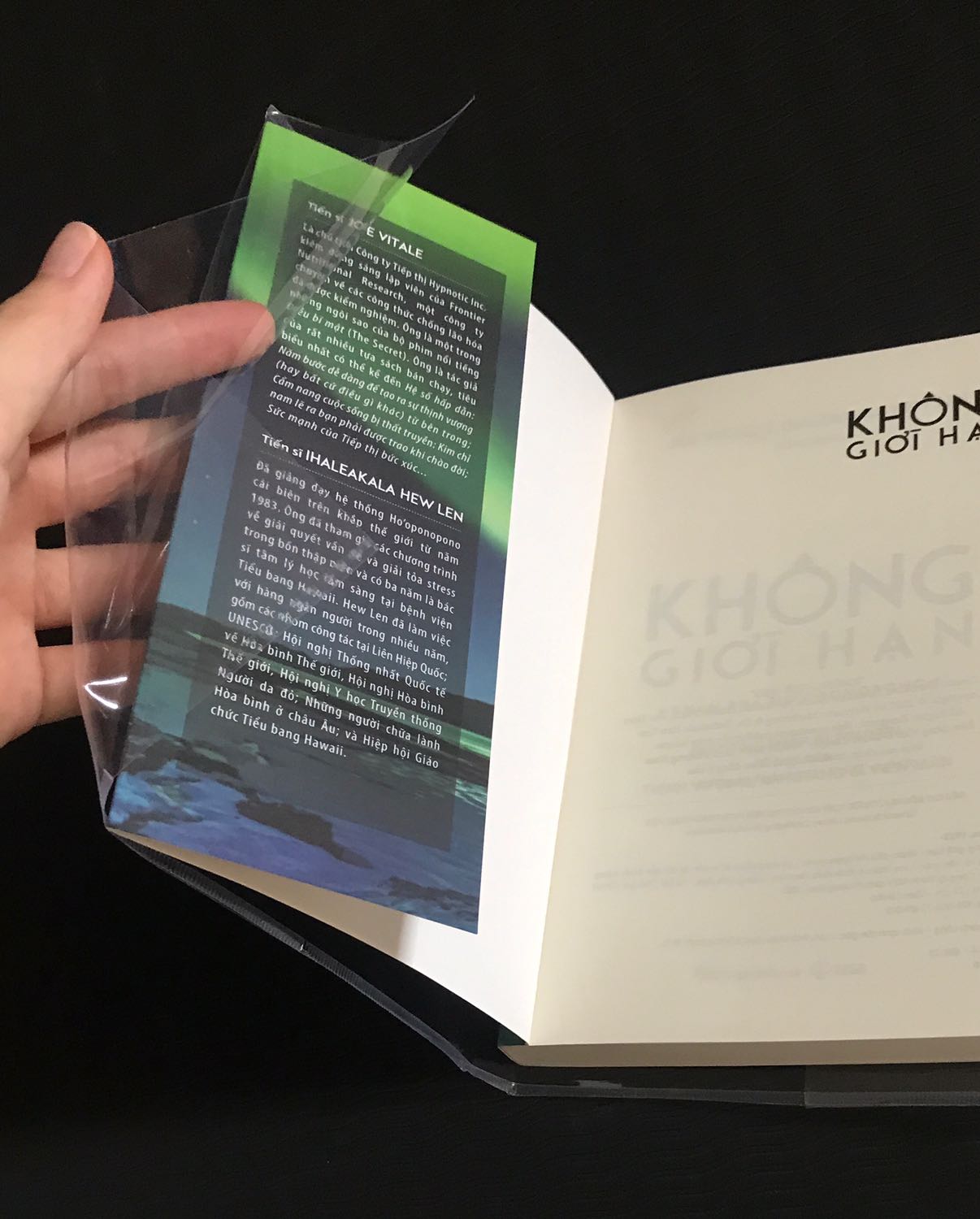 Đợi cuốn sách hơn 2 tuần nhưng lúc nhận thì vỏ bọc sách rách hết trơn, buồn thiệt sự . Biết là dịch thì đợi hàng lâu. Mình không hề hối hàng đến tận 2 tuần không biết thế nào nên mới gửi *** phàn nàn giờ nhận hàng rồi mà cũng không được trọn vẹn. Mong Tiki làm việc chuyên nghiệp hơn, hàng giao trễ báo trước để tránh những trường hợp hàng hoá khi giao bị như này .