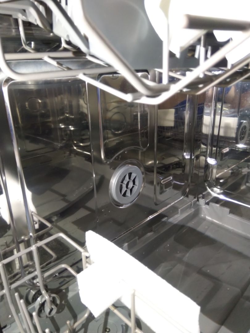 Hnay mình mua MRB Elec có người nhà nhận giúp, khi về mình ktra máy trong hộp thì thấy tình trạng này teong khi mình mua là máy mới 100% nguyên hộp, đề nghị Tiki ktra và báo lại cho mình: 1. Phần nhựa trên nắp kính bị lên mốc đen nhiều; 2. Bên trong khoang máy ướt, có nhiều vệt nước (mình có để tờ giấy ăn thấm thử để chụp hình, ngoài vị trí tờ giấy còn nhiều chỗ có vệt nước)