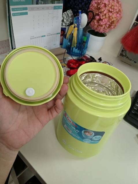 Thấy để nước nóng từ 6g chiều tối qua đến 6 g sáng hôm nay mở ra còn ấm/nóng . Ko có dụng cụ đo độ nên ko biết nóng đc bn độ . Tính ra 12 g còn ấm nóng vậy thì giữ nhiệt cho thức ăn trong tầm 4g chắc OK . Bình màu sắc đẹp . Dầy chặc giống hình chụp mô tả . Nếu bình dựng thức ăn có 2 ngăn thì tiện sử dụng hơn . Giá cao hơn chút cũng đc .