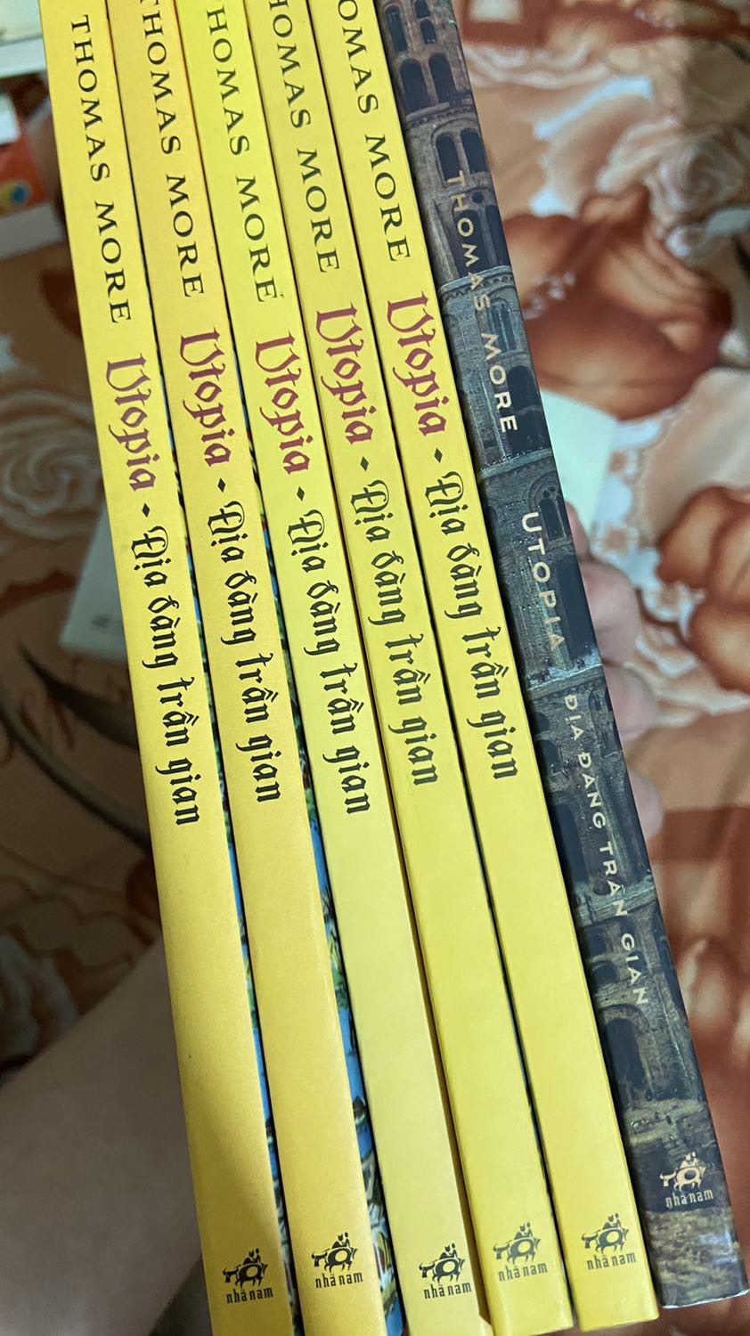 Một tác phẩm kinh điển tạo nền tảng nguồn cội gốc rễ luân lý ý tưởng cơ bản cho chủ nghĩa *** thực tế, thực tâm, thực tiễn. UTOPIA ĐỊA ĐÀNG TRẦN GIAN - Thomas More kể rõ ràng, rành rạch chỉ dẫn chi tiết cái thế giới tưởng tượng mơ hồ về một đất nước đại đồng cùng nhau chung sống công bằng, thắng lợi... 

Chủ nghĩa *** ở con người Thomas More khác biệt với chủ nghĩa *** Mác - Lênin nhé! Nên ai cứ dị ứng với hai từ *** mong đừng hiểu lầm, hiểu sai, hiểu nhầm mà bỏ qua tác phẩm... Và bất kỳ thứ chủ nghĩa hay luân thường đạo lý gì đi chăng nữa thì cũng khởi nguồn và bắt đầu từ con người. ĐÚNG SAI PHẢI TRÁI THÀNH BẠI ĐƯỢC MẤT công bằng hay không công bằng cũng là do con người (những cộng đồng, bầy đàn, tập thể con người).

Dịch giả Trịnh Lữ dịch tác phẩm này cực kỳ diễn đạt đúng cái hồn phách, cách kể chuyện và không khí lịch sử ra đời của tác phẩm. Dù đôi chỗ dịch hơi ngố hơi lố hơi thô...

*Sách và nhân viên vận chuyển đều cực kỳ TỐT!!!