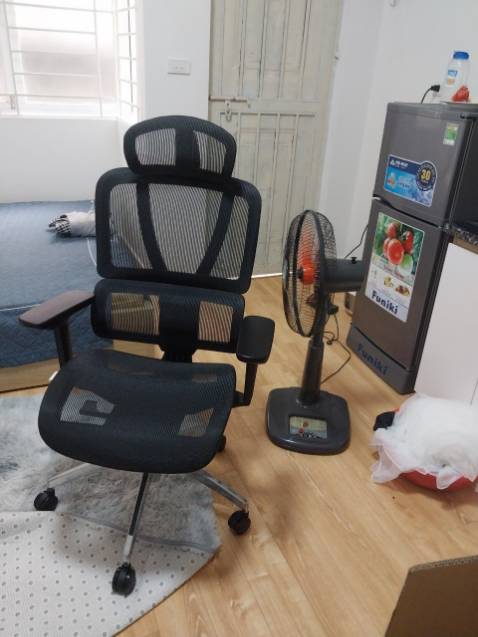 Giao hàng nhanh, có người lắp đặt tận nhà. Ghế có khá nhiều tính năng cái này mình cần trải nghiệm thêm mới đánh giá độ hiệu quả được, chất liệu độ hoàn thiện và độ chắc chắn thì oki. chỉ có ít chỉ thừa ở lưới, tay vịn phần nhựa xước nhẹ. Nhưng thôi không vấn đề gì chắc do vận chuyển. Giao hàng nhanh, có người lắp đặt tận nhà. Ghế có khá nhiều tính năng cái này mình cần trải nghiệm thêm mới đánh giá độ hiệu quả được, chất liệu độ hoàn thiện và độ chắc chắn thì oki. chỉ có ít chỉ thừa ở lưới, tay vịn phần nhựa xước nhẹ. Nhưng thôi không vấn đề gì chắc do vận chuyển.