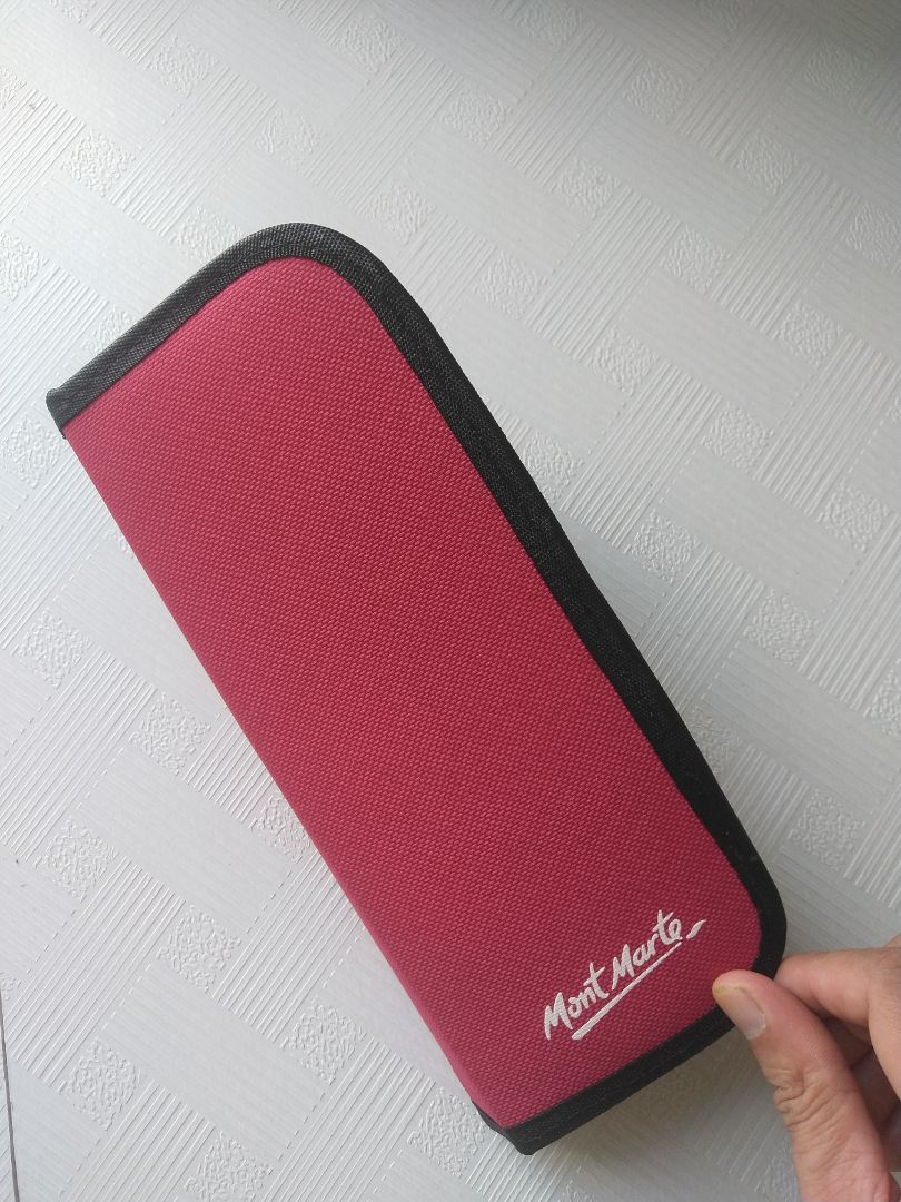 Chất lượng lông khá ổn, tuy nhiên không được xuất sắc như mình hình dung. Bù lại, thiết kế cán bút gọn gàng đựng trong túi nhỏ khá ưng ý và tiện mang theo người.