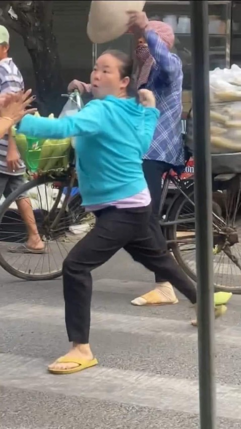 Cái vòi xịt nó quá sức tệ, nghẹt liên tục, phát bực. Cái vòi xịt nó quá sức tệ, nghẹt liên tục, phát bực.