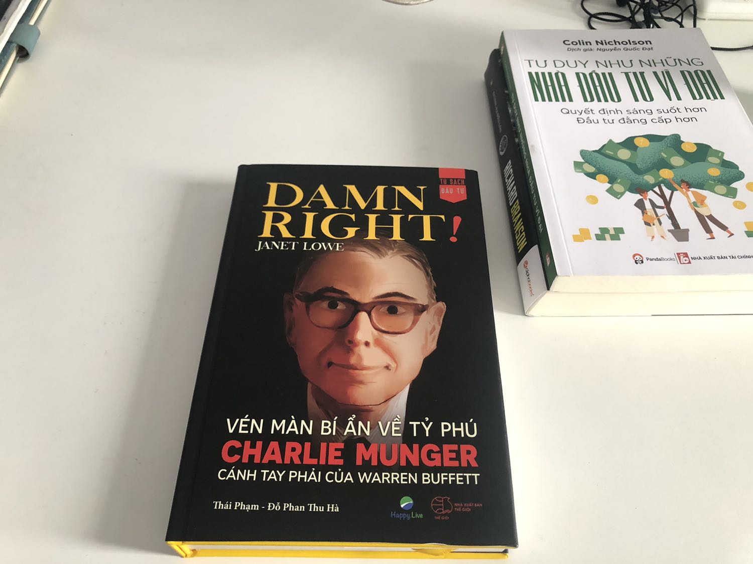 Tệ. Khi mua sách háo hức bao nhiêu thì khi đọc lại thất vọng bấy nhiêu. Nội dung lan man, không tập trung làm nổi bật tính cách của Charlie, cách dịch đọc cứ đều đều không có nhấn nhá, gây khó chịu. So với cuốn Warren Buffett thì quả là một trời một vực. Đã thế giá còn bán quá đắt, chắc tốn quá nhiều chi phí vào marketing mà bỏ qua phần quan trọng nhất là nội dung. Từ nay say bye sách Happy Life.
Vẫn cho 3 sao vì lòng ngưỡng mộ và yêu quý Charlie Munger.