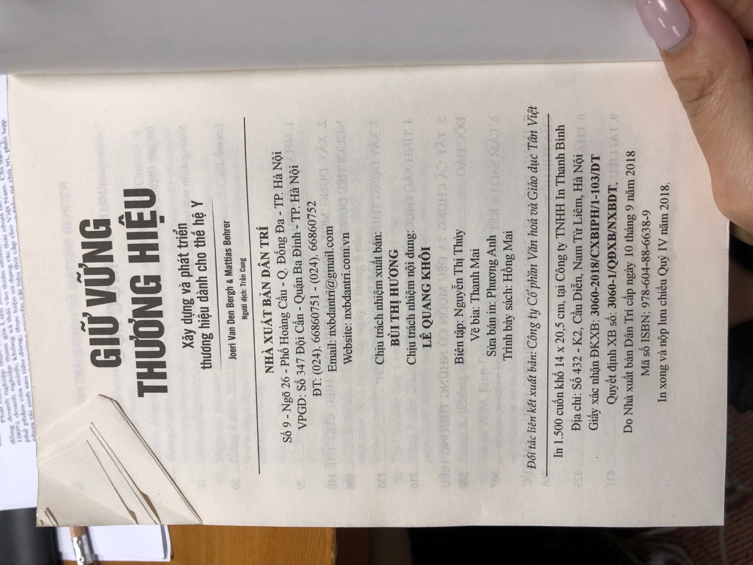 Mình vừa nhận sách hôm nay. Hàng giao đúng thời gian dự kiến. Mình chưa đọc sách nên không nhận xét về nội dung, nhưng không thể chấp nhận chất lượng sản phẩm được giao đến tay khách hàng trong tình trạng như hình mình gửi kèm. Đây không phải là lần đầu mình nhận được sách trong tình trạng kém chất lượng từ Tiki nhưng chưa bao giờ ở tình trạng tệ đến mức buộc mình phải review lên đây như thế này. Đề nghị Tiki xem lại chất lượng nguồn hàng và trả lời về chính sách bảo vệ quyền lợi cho khách hàng! Trân trọng.